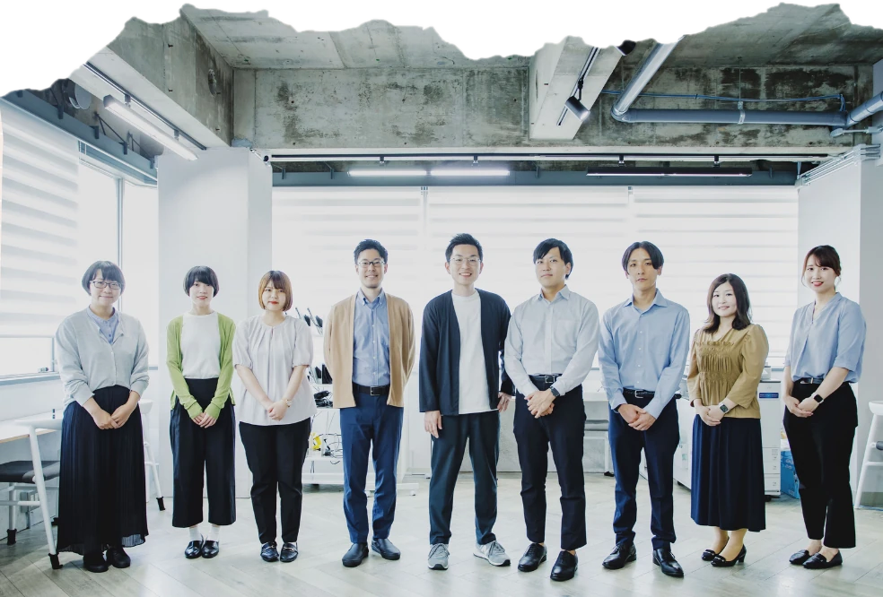 hito.tocoのスタッフ9人が並んで立つ集合写真