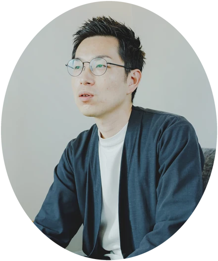 いすに座り、遠くを見て話す宮武さん