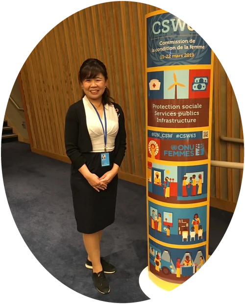 「CSW63」と書かれた柱の横に立つ石浜さん