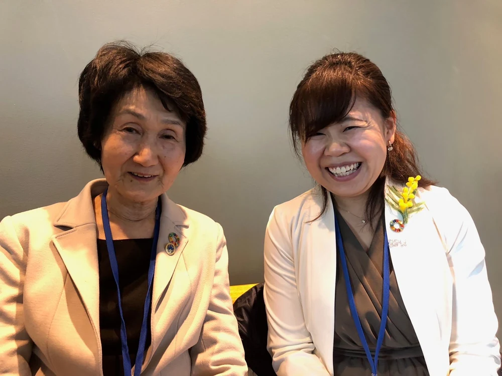 年配の女性と並んで、満面の笑みの石浜さん