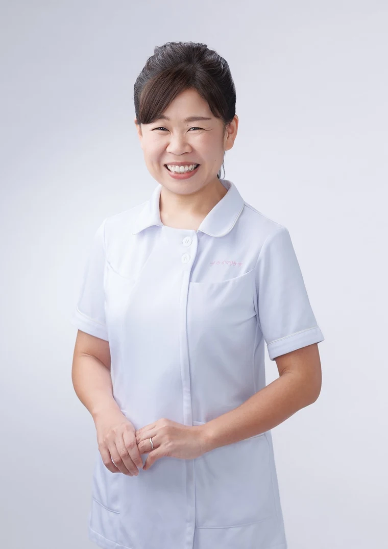 白衣姿で、笑顔の石浜さん