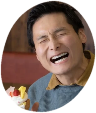 ケーキを前に、顔をくしゃっとして笑う渡辺さん