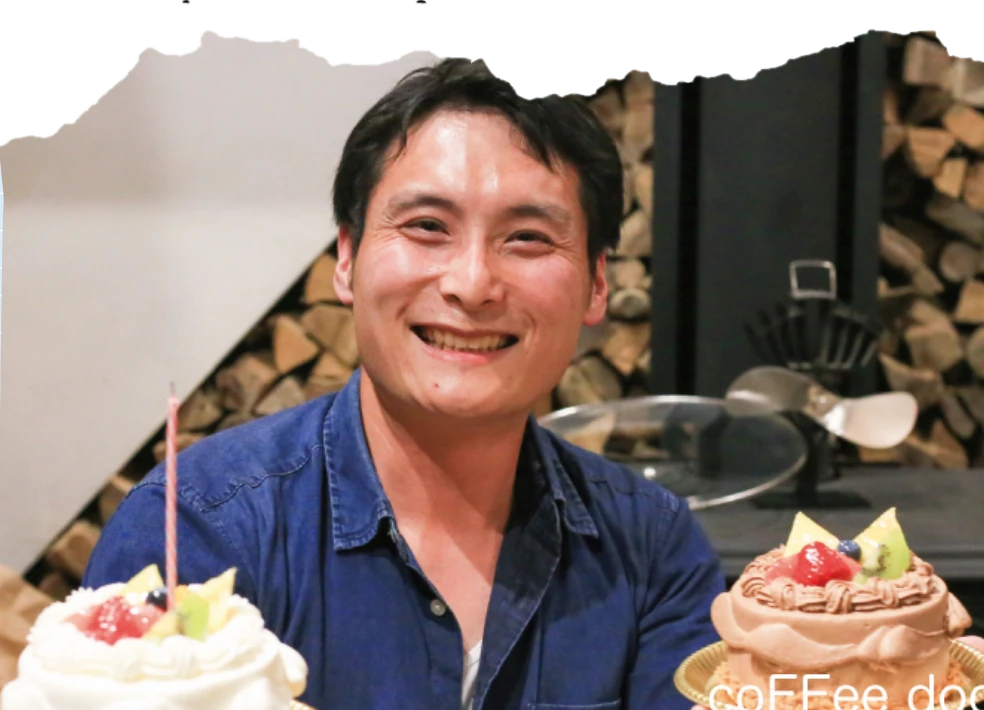 バースデーケーキの前で満面の笑みを見せる渡辺さん